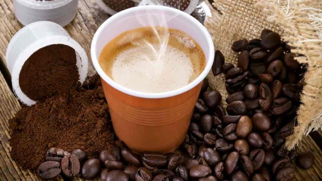 Caffè: ecco perché è pericoloso consumarlo in bicchierini di plastica