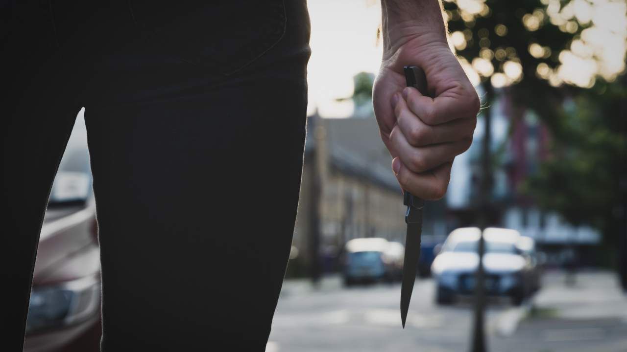 Uomo con un coltello