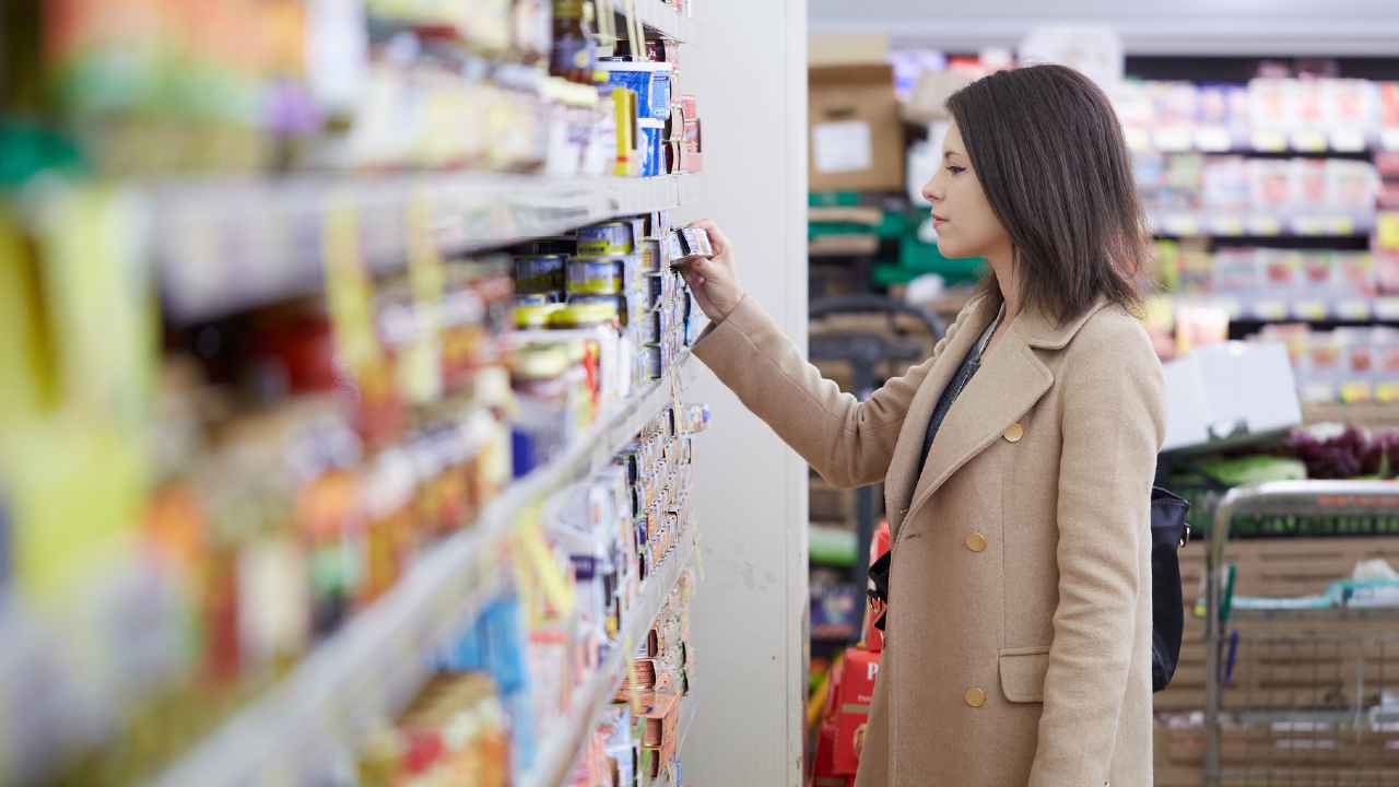 Controllo scadenze al supermercato