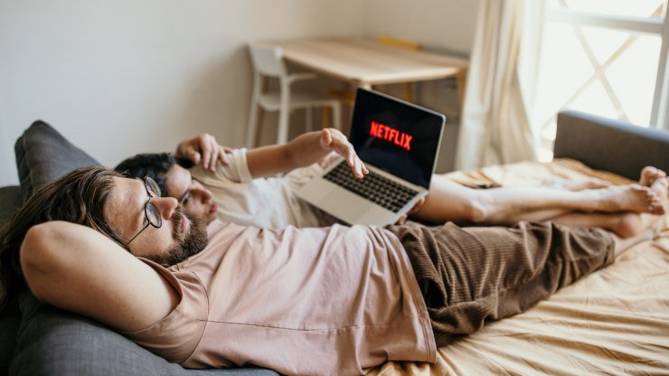coppia che guarda netflix