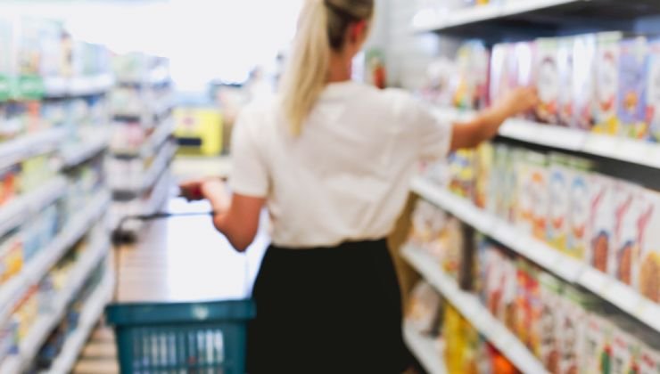 donna al supermercato