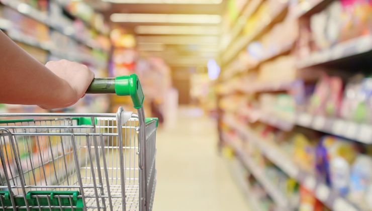 donna fa la spesa al supermercato