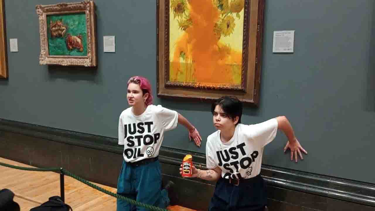 Ecologiste davanti al quadro di Van Gogh imbrattato