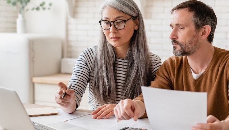 Famiglia controlla importo assegno