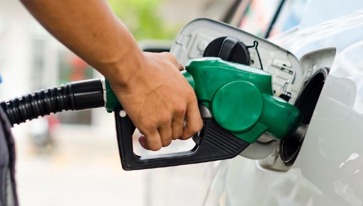 Persona che fa benzina 