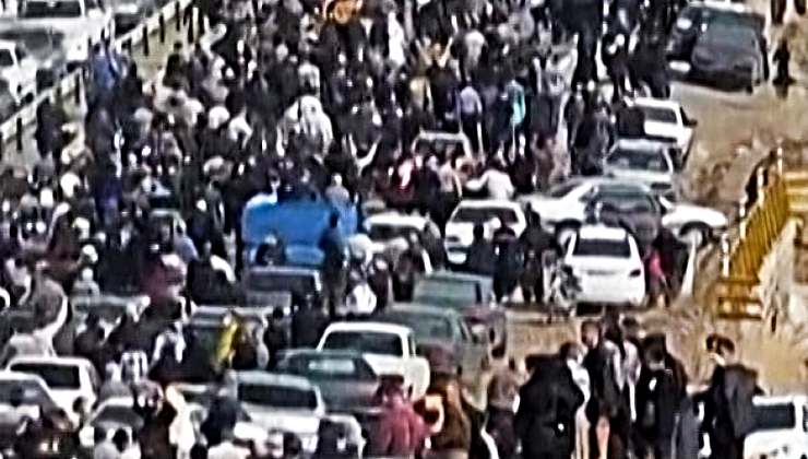 Folla al cimitero di Amini