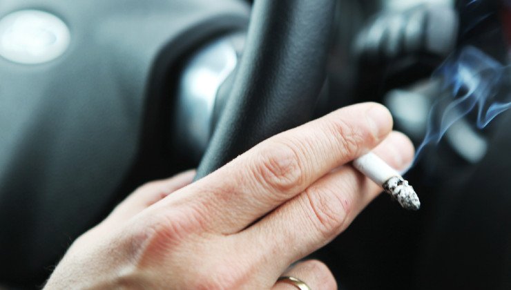 Fumare alla guida