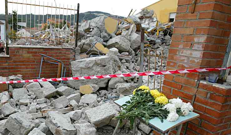 macerie della scuola Francesco Iovine