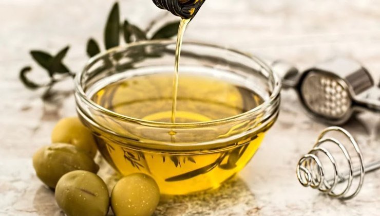 Olio: il metodo per rimuovere le macchie dal pavimento