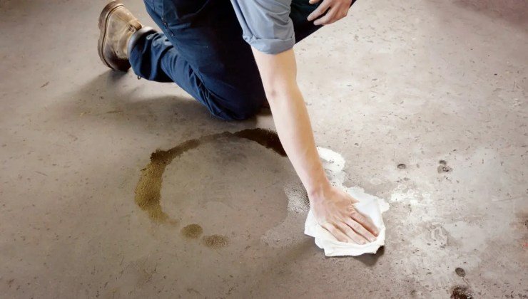 Olio: il metodo per rimuovere le macchie dal pavimento