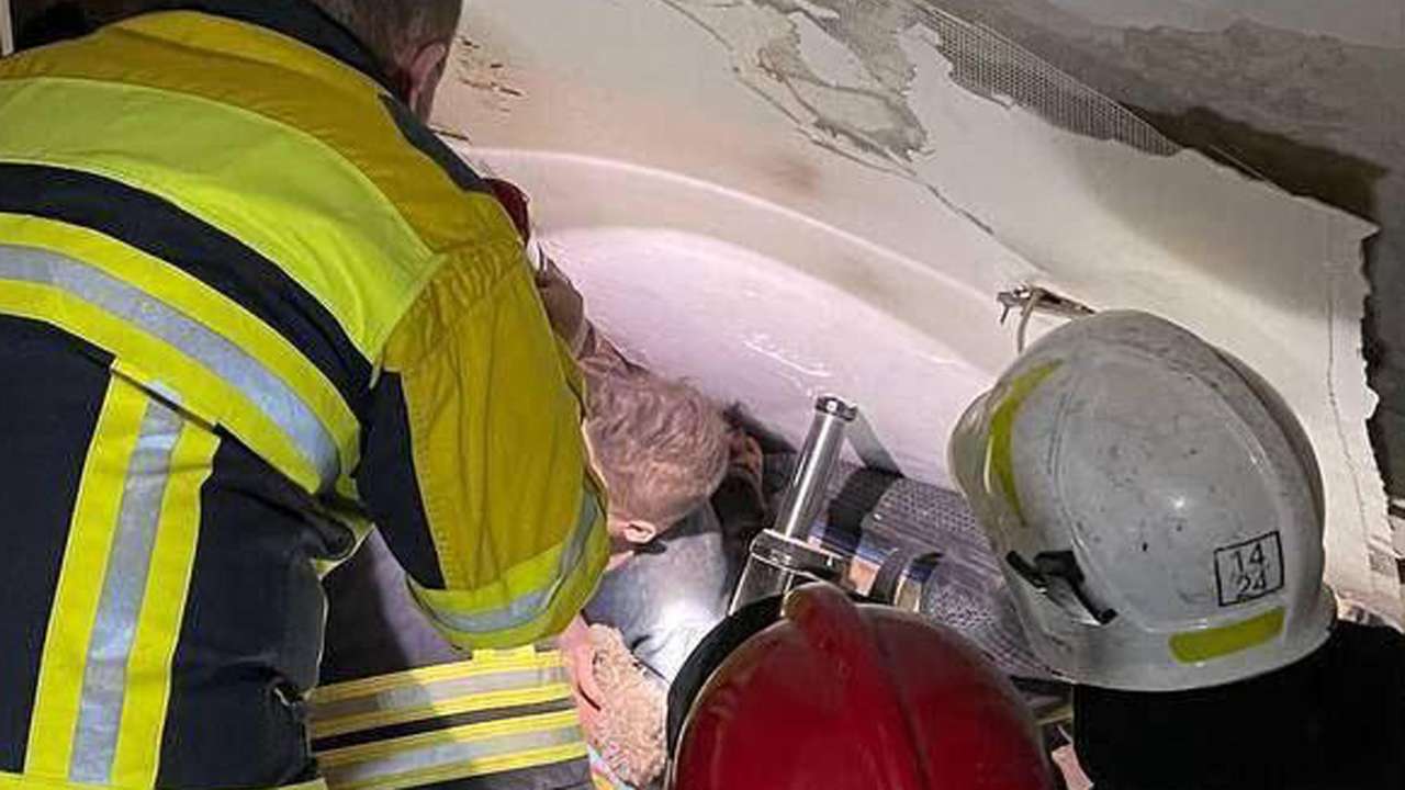 salvataggio del bambino sotto le macerie