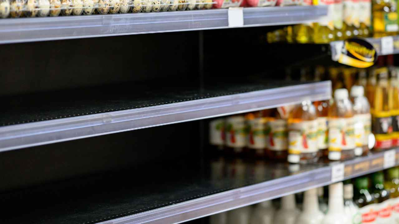 Scaffali vuoti del supermercato