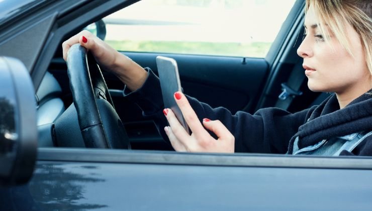 Usare il cellulare alla guida
