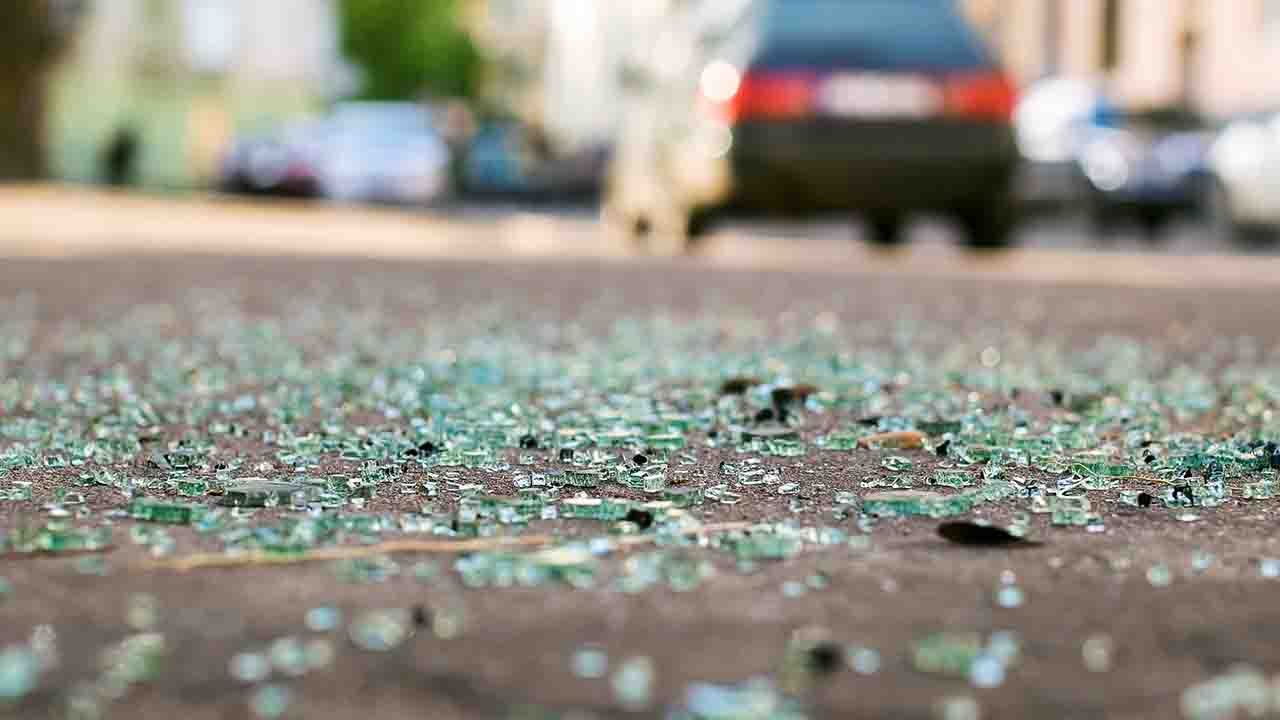 Vetro su asfalto dopo incidente