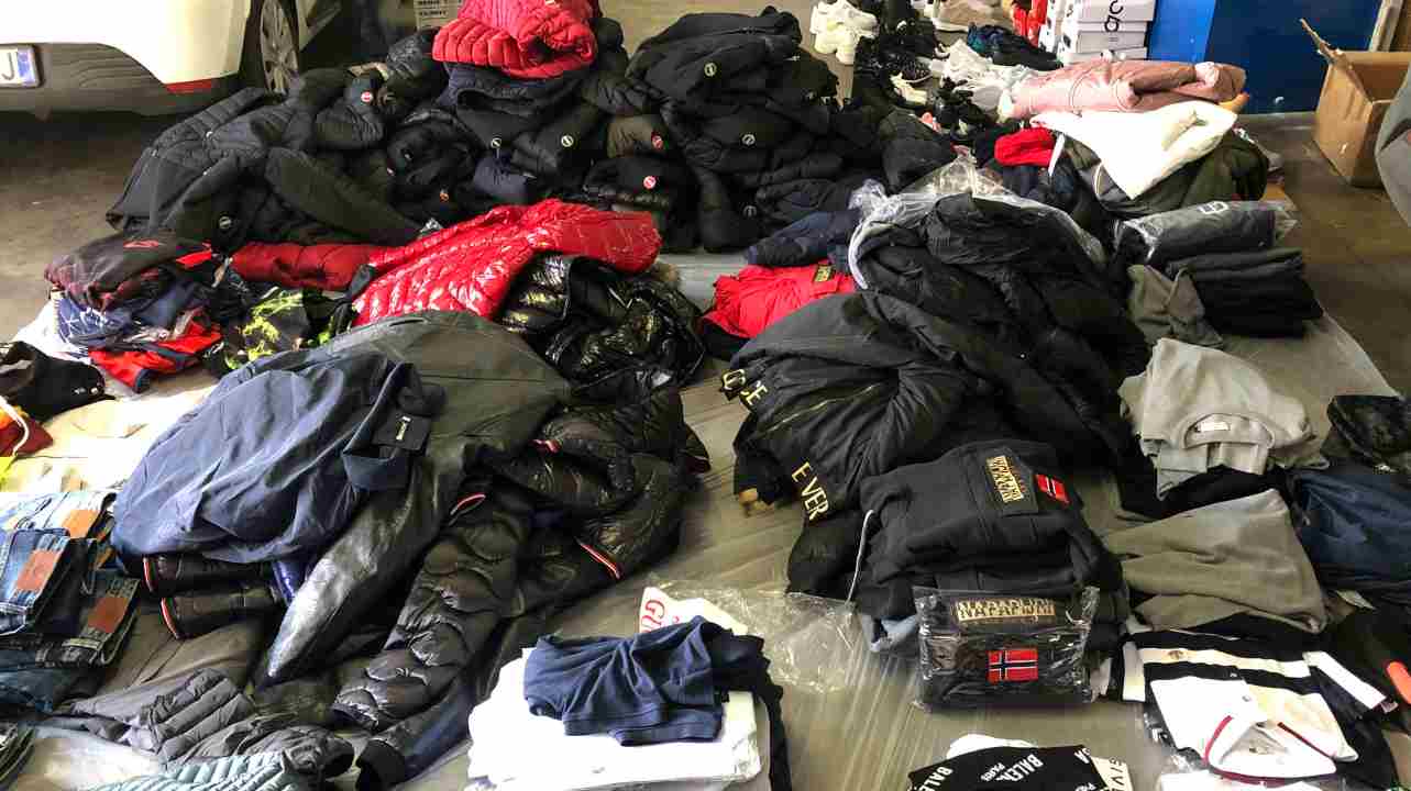 Abiti contraffatti sequestrati