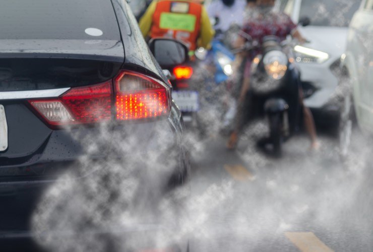 Auto per strada che inquinano