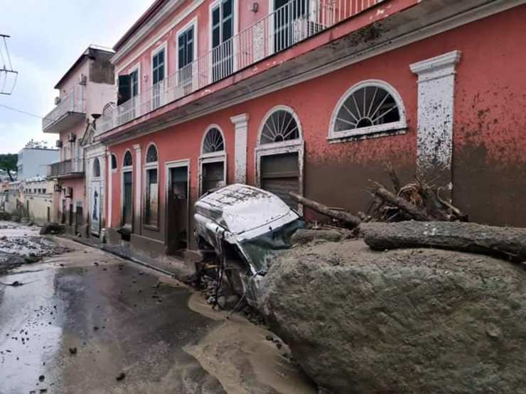 auto travolte dal fango a Ischia 