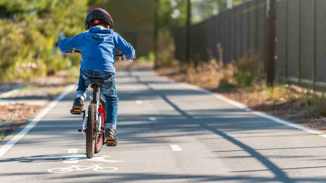 Bambino in bicicletta