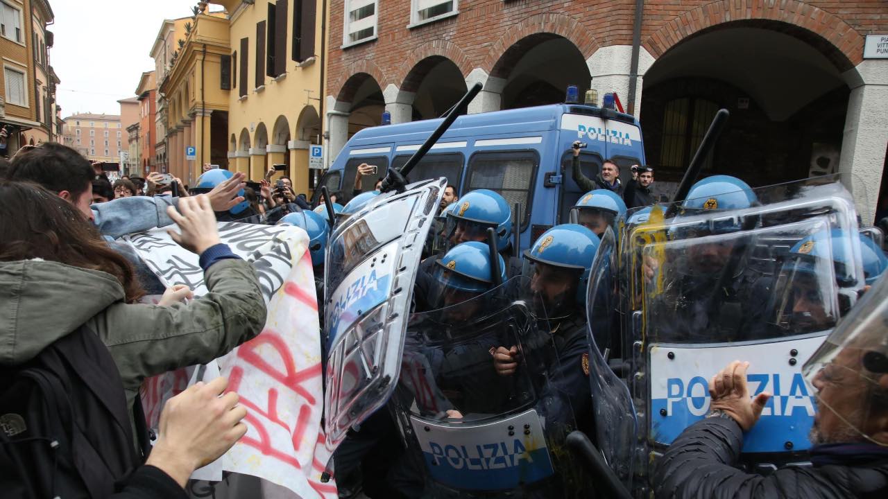 Bologna, scontri Polizia collettivo Cua