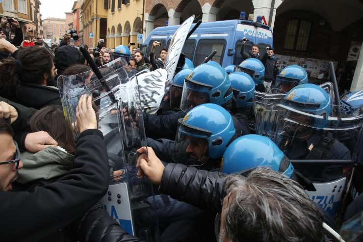 Bologna, scontro Polizia collettivo Cua