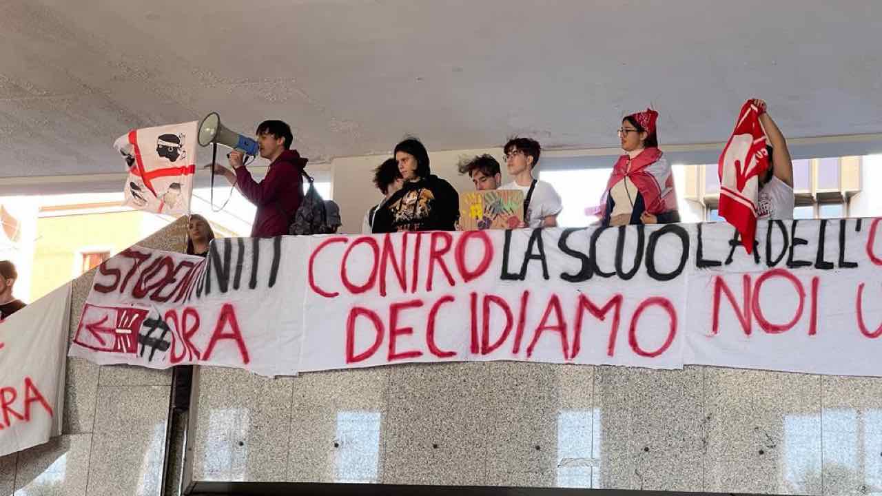 Cagliari, protesa studenti