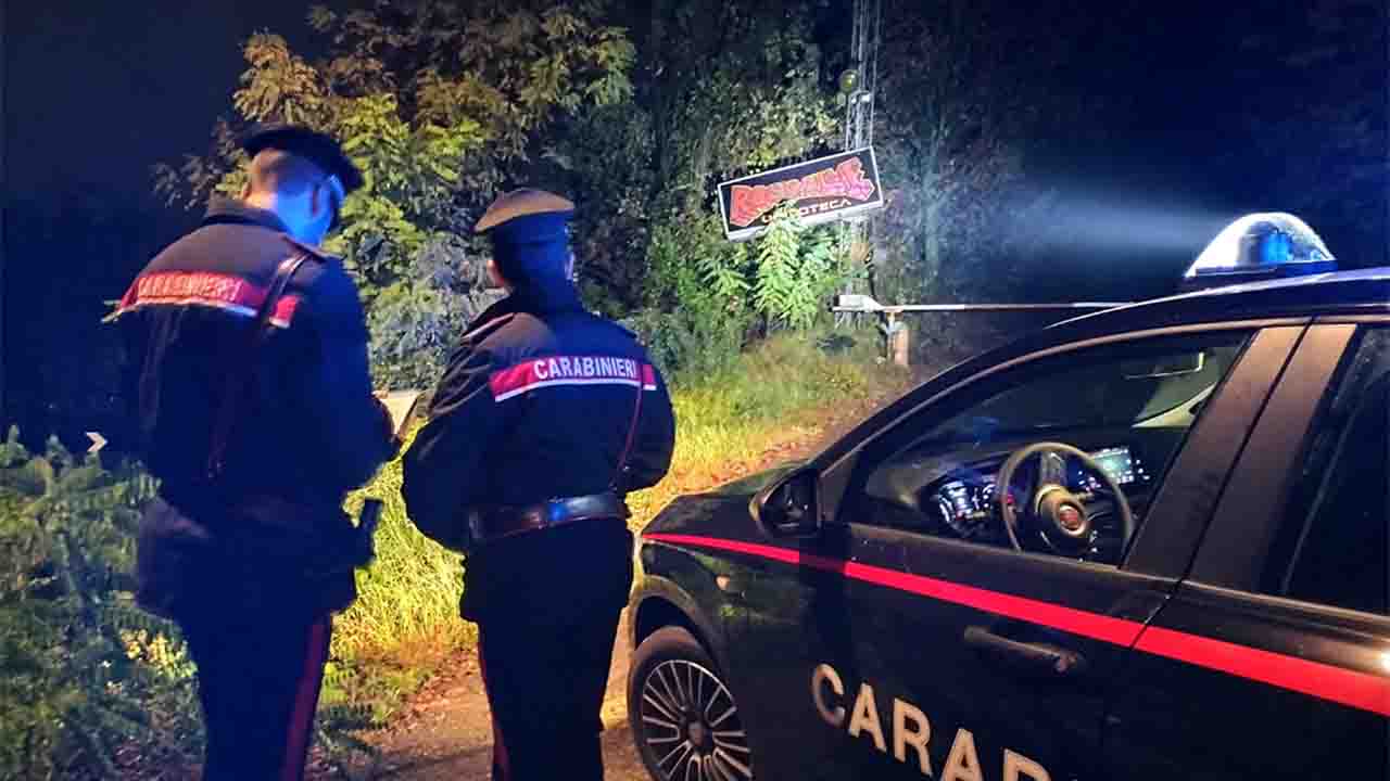 Carabinieri all'esterno della discoteca di Castellarano