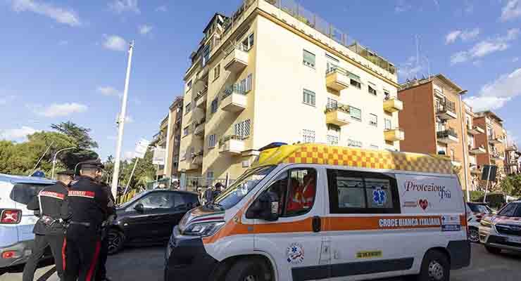 Carabinieri sulla scena nel quartiere Prati