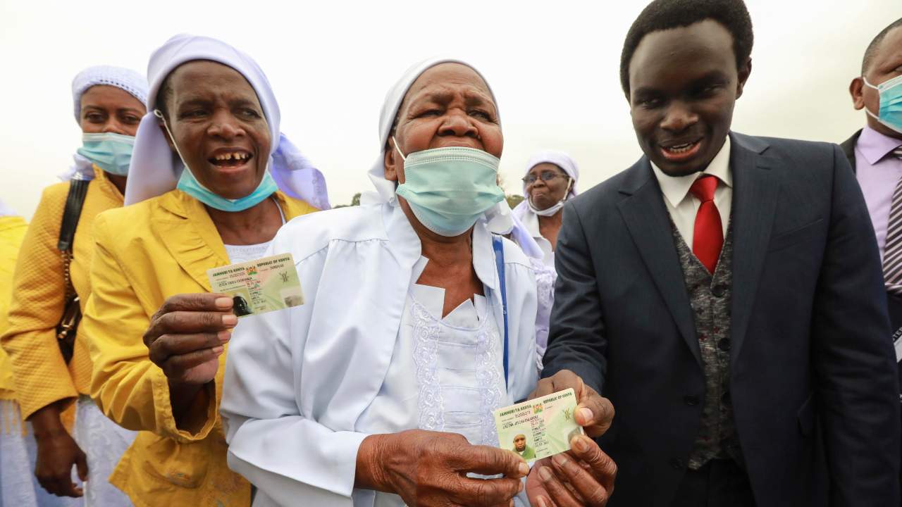 Comunità del Kenya riceve cittadinanza