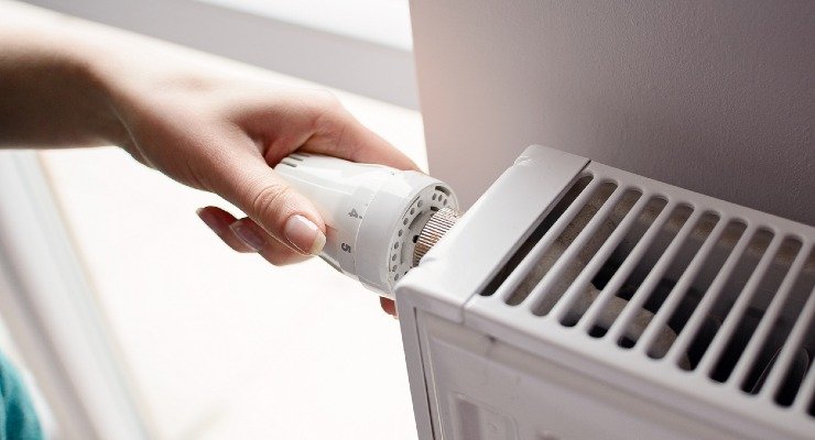 Controlli a tappeto in casa sul riscaldamento autonomo