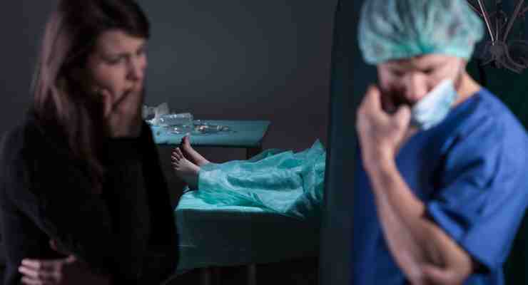 Donna in camera mortuaria