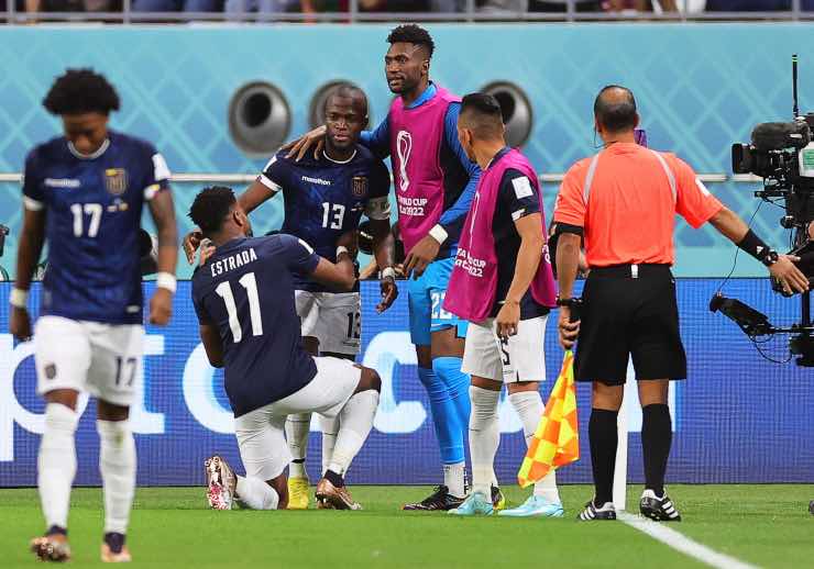 Enner Valencia exulta con i compagni