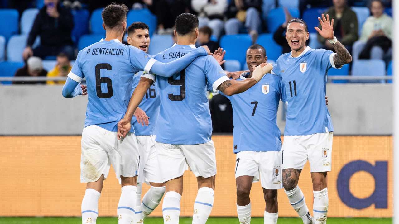 Giocatori dell'Uruguay festeggiano dopo il gol
