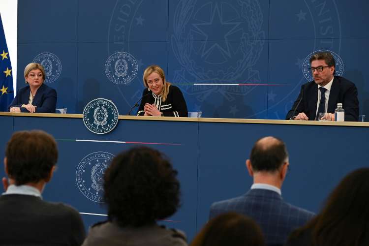 Giorgia Meloni e il ministro Giorgetti