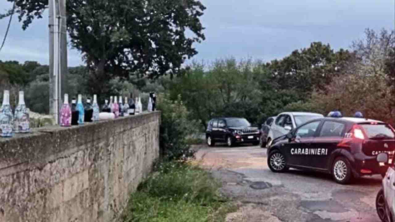 I Carabinieri davanti l'abitazione