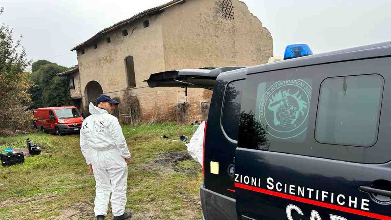 I Ris nel casolare del ritrovamento dei resti