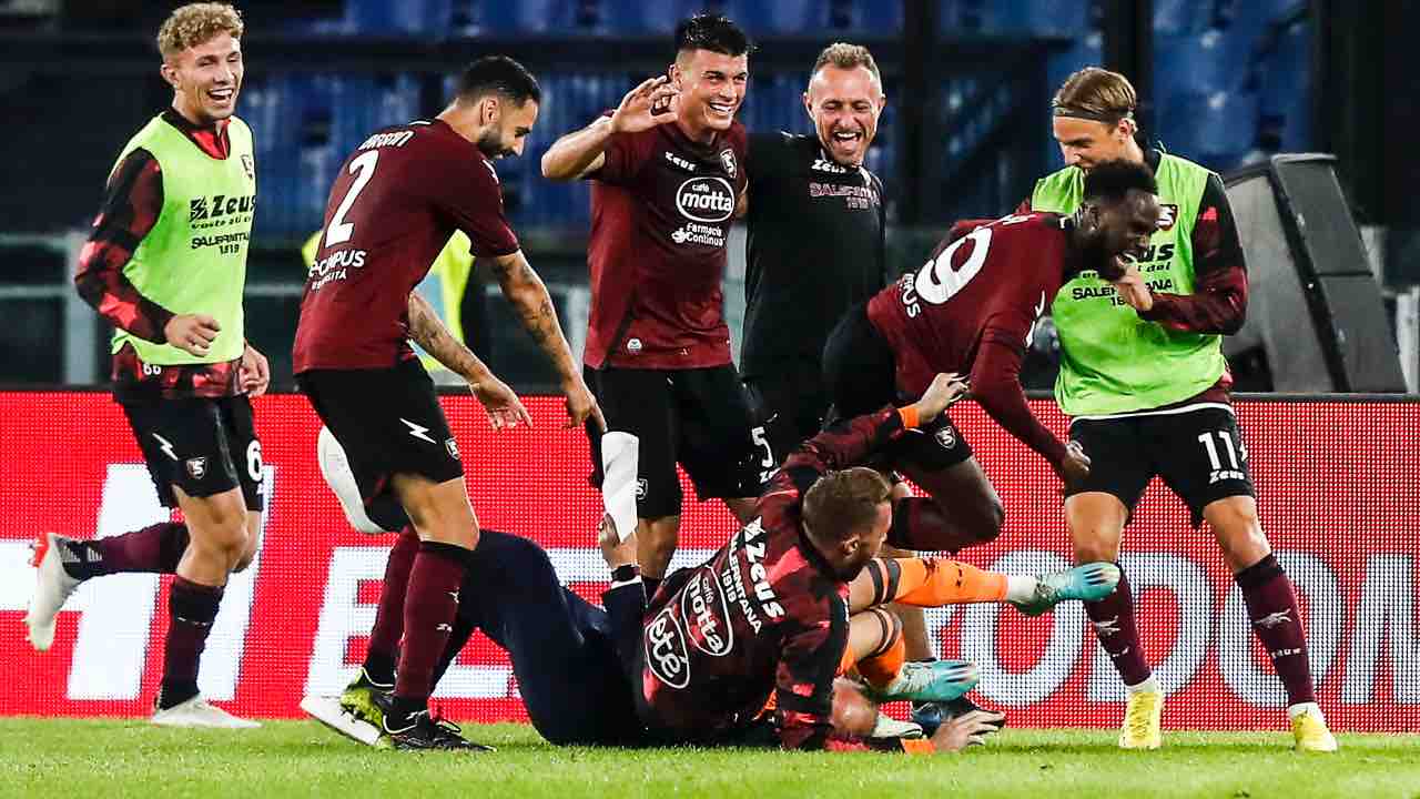 I giocatori della Salernitana esultano
