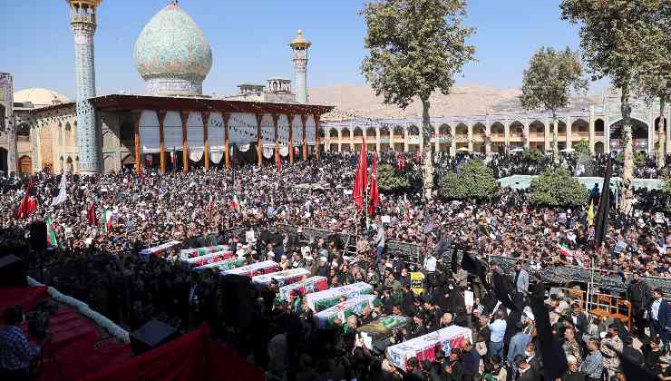 Iran folla omaggia i deceduti 