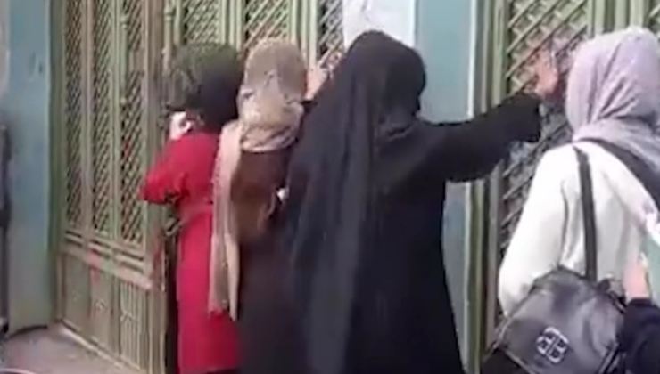 Donne protestano per l'istruzione