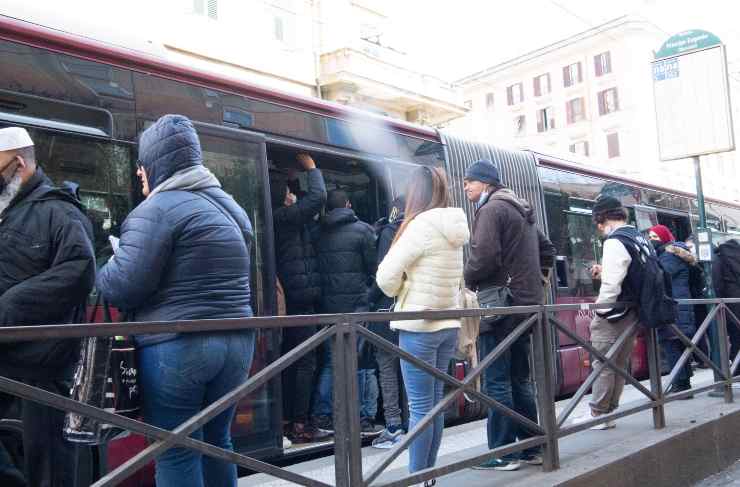Mezzo pubblico affollato