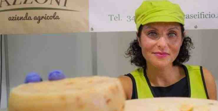 Micaela nel caseificio di famiglia