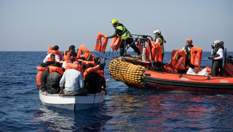 Migranti che sbarcano sulla Ocean Viking
