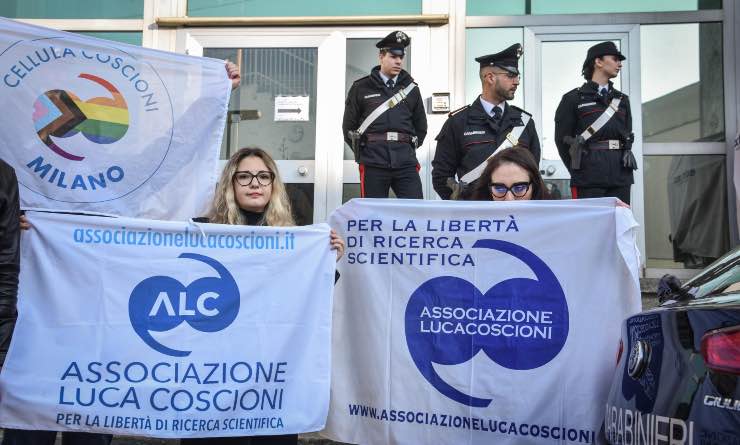 Milano, striscioni Associazione Luca Coscioni