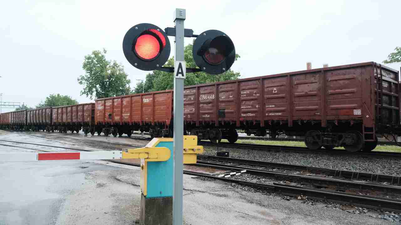 Passaggio a livello con treno merci
