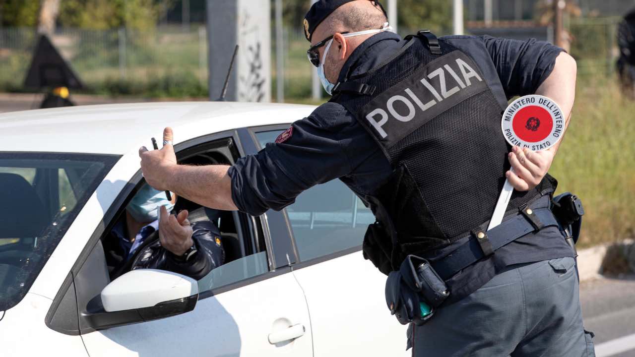 Polizia ferma auto