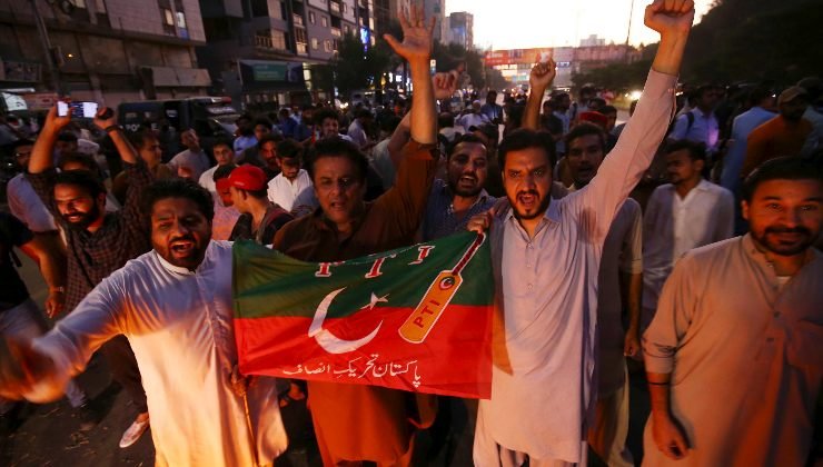 Proteste sostenitori Khan 