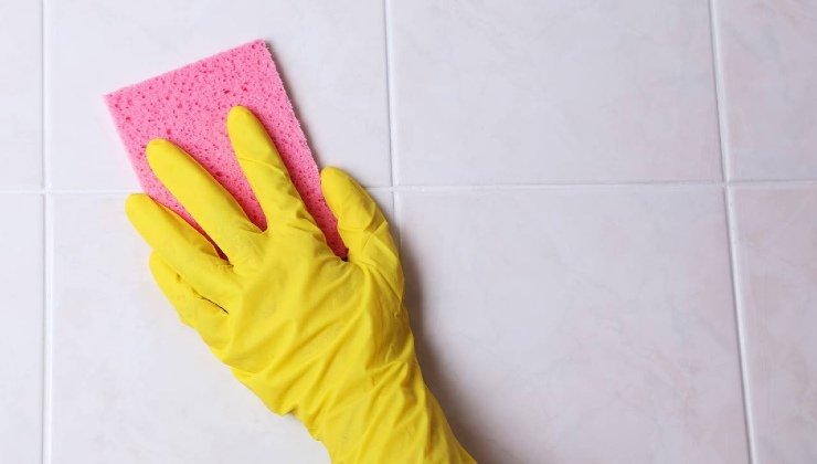 Pulire le fughe delle piastrelle