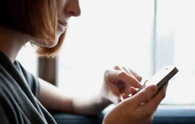 Ragazza con cellulare