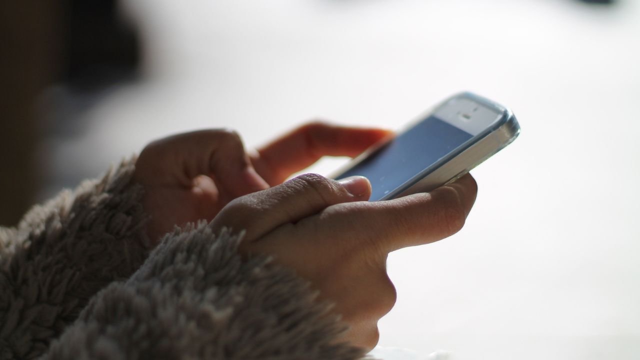 Ragazzo che chatta con smartphone