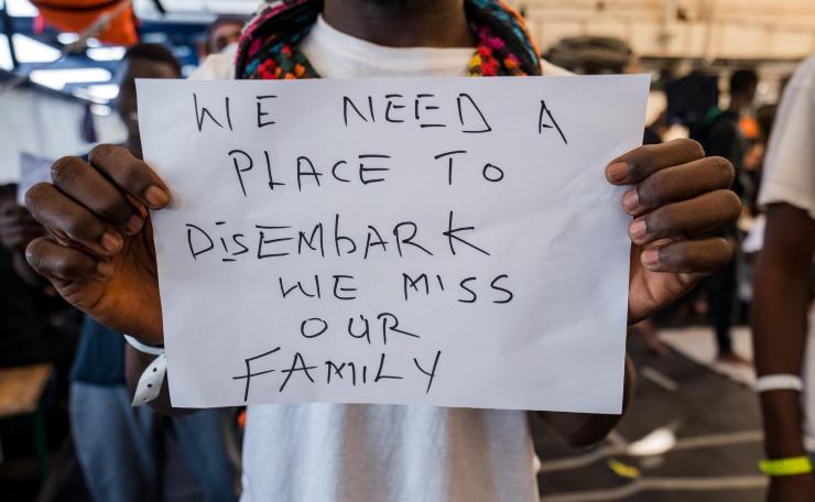 Richiesta di aiuto da parte di un ragazzo sull'Ong