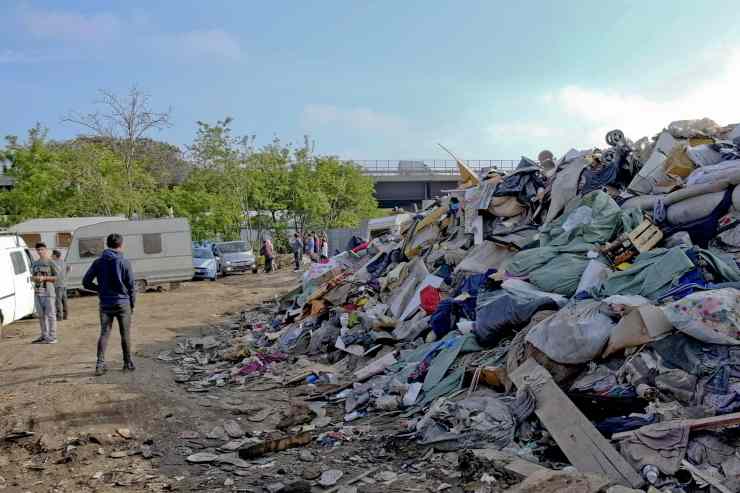 Rifiuti campo rom Giugliano